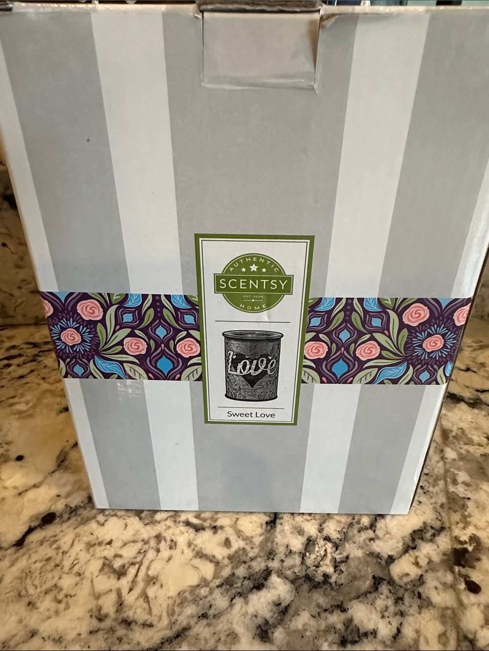 Scentsy Sweet Love Wax Warmer Box with Floral Band - Gray & Multicolor